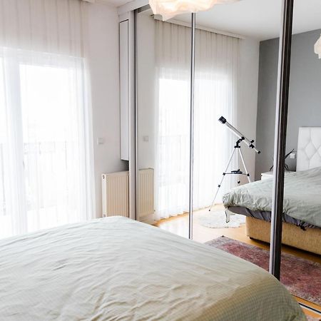 Modern Apartment With A View Feels Like Home プリシュティナ エクステリア 写真