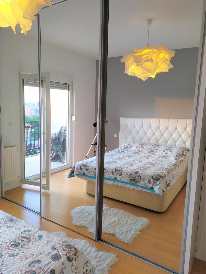 Modern Apartment With A View Feels Like Home プリシュティナ エクステリア 写真